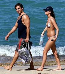 Holly valance with then-boyfriend Peter Ververis at a beach in a bikini